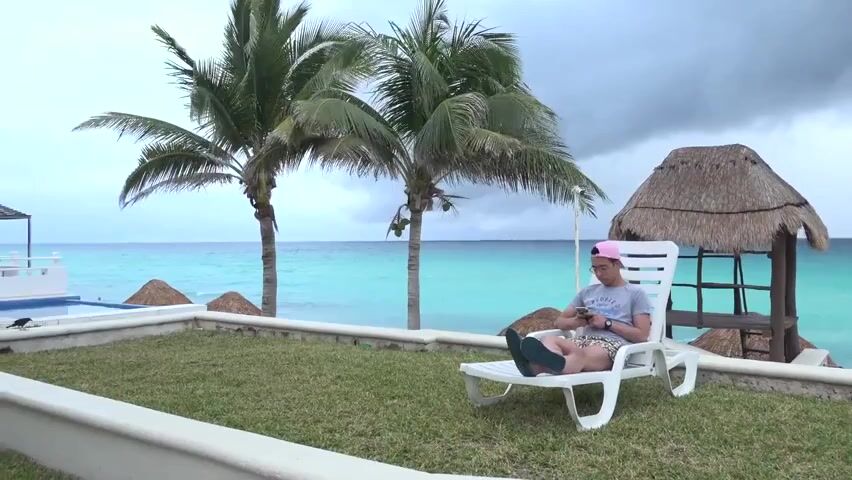 Chico mexicano de vacaciones es disfrutado