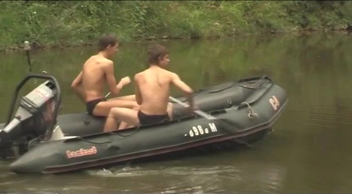 Vidéos porno gay de gars en virée fluviale - amusons-nous
