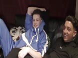 Schwulenporno-videos mit umgedrehtem kapuzenpullover