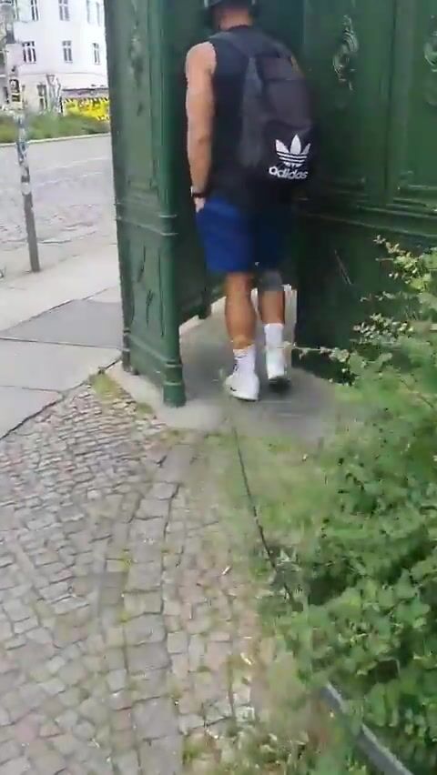 Let's go pissing together