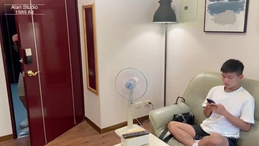 Freund hilft beim duschen von jungen