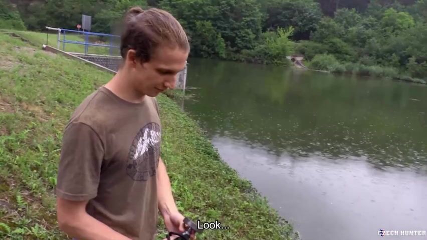 Twink-junge am see nimmt rohen schwanz