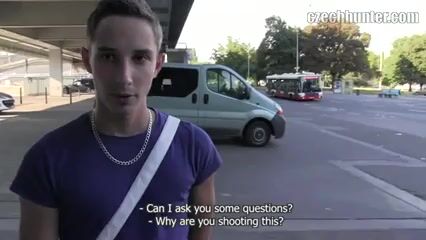 конча на улице с платным гетеро парнем
