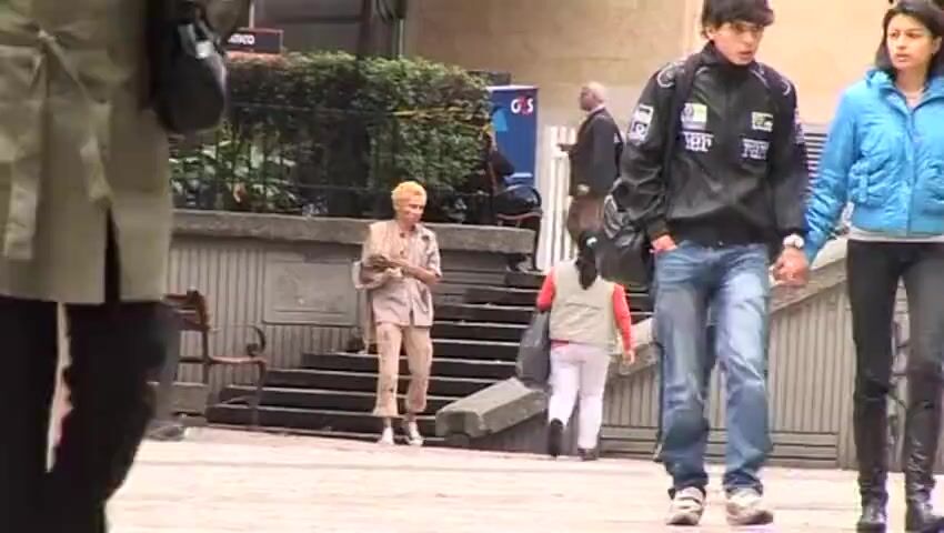 ストリートの少年を家に連れて行って生でヤる