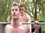 Workout-fick mit muskelbepacktem sportler