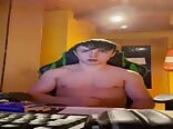 Desahogándose antes de transmitir porno de chicos
