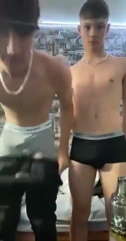 Lewis b und buddy präsentieren ihre twink-daddy-muskel-schwänze blank