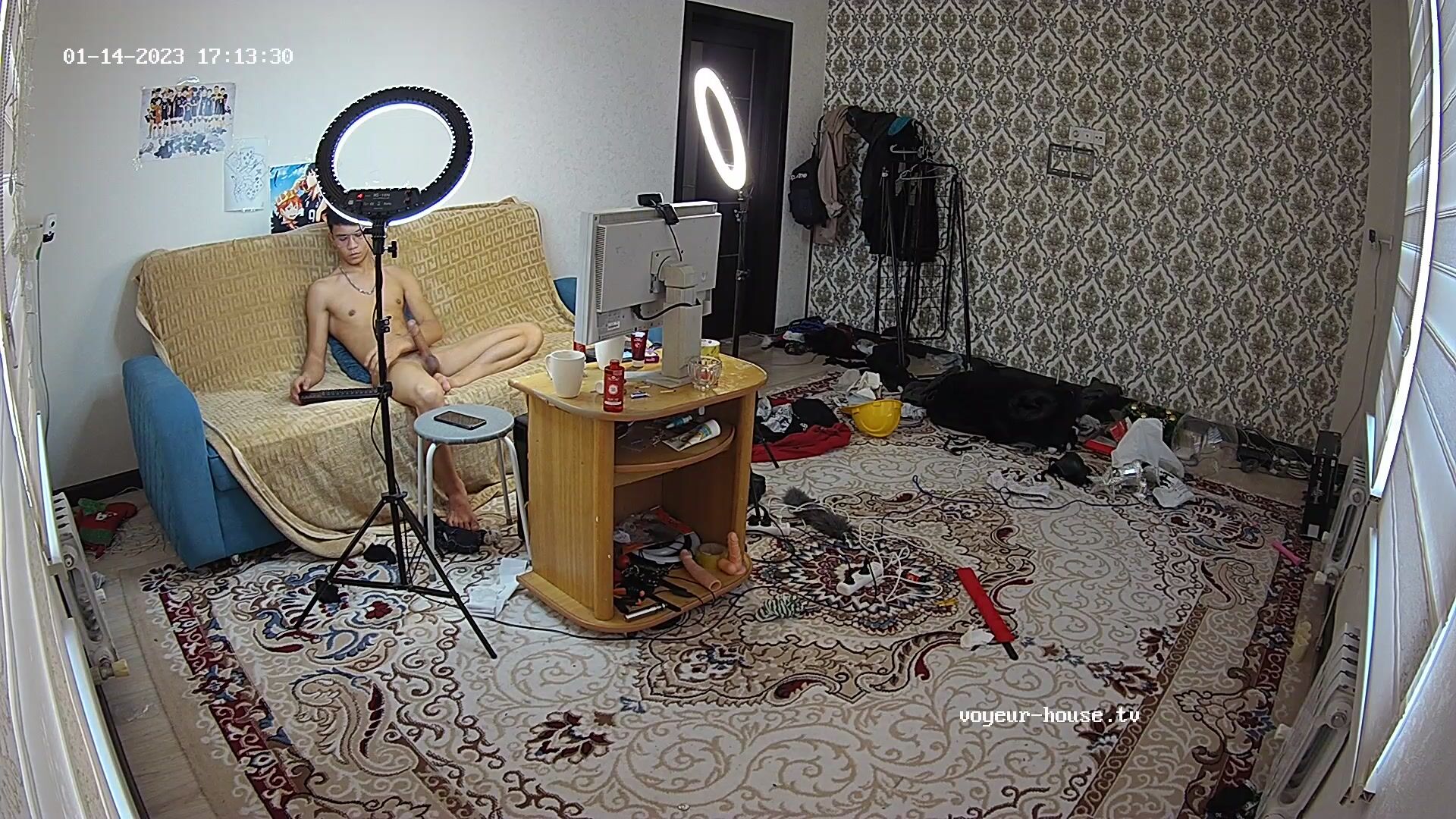 мускулистый твинк пойман на скрытую камеру