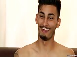लियाम एक किशोर के साथ खेलता है