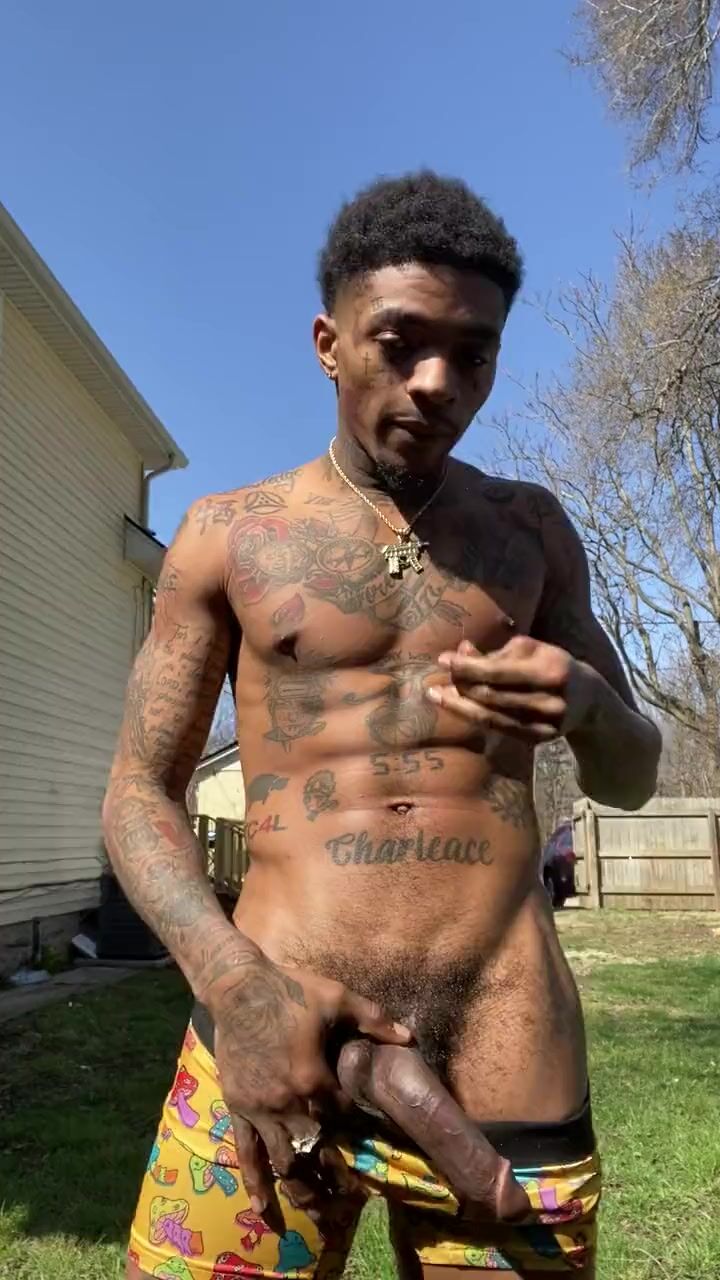 Negro expuesto: lil cud se masturba en el patio