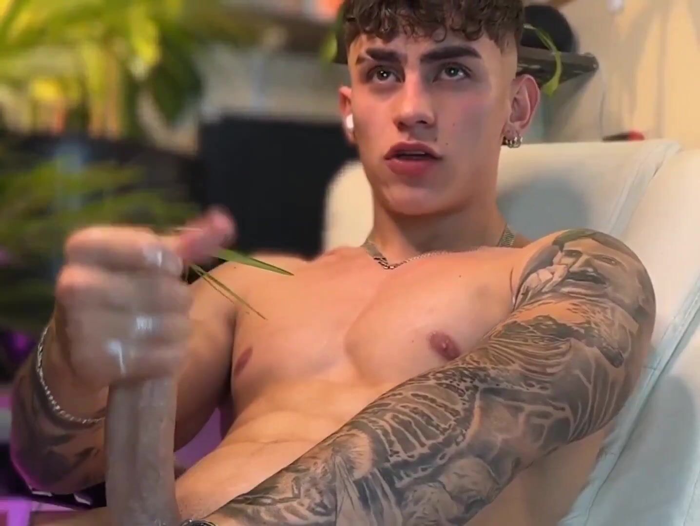 Chicos musculosos sudando a chorros