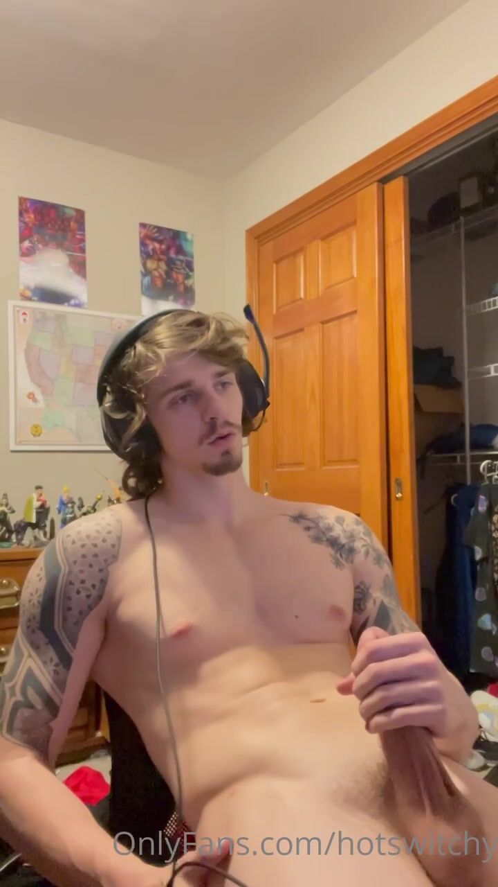 Headphones-on twink wanks to daddy's raw cock