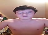 El hermanito la recibe