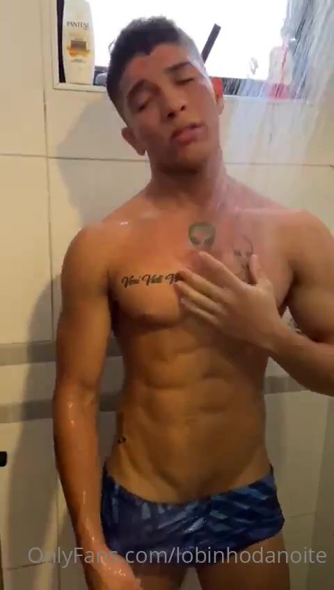 Chico latino musculoso se pajea en la ducha - acción porno twinks