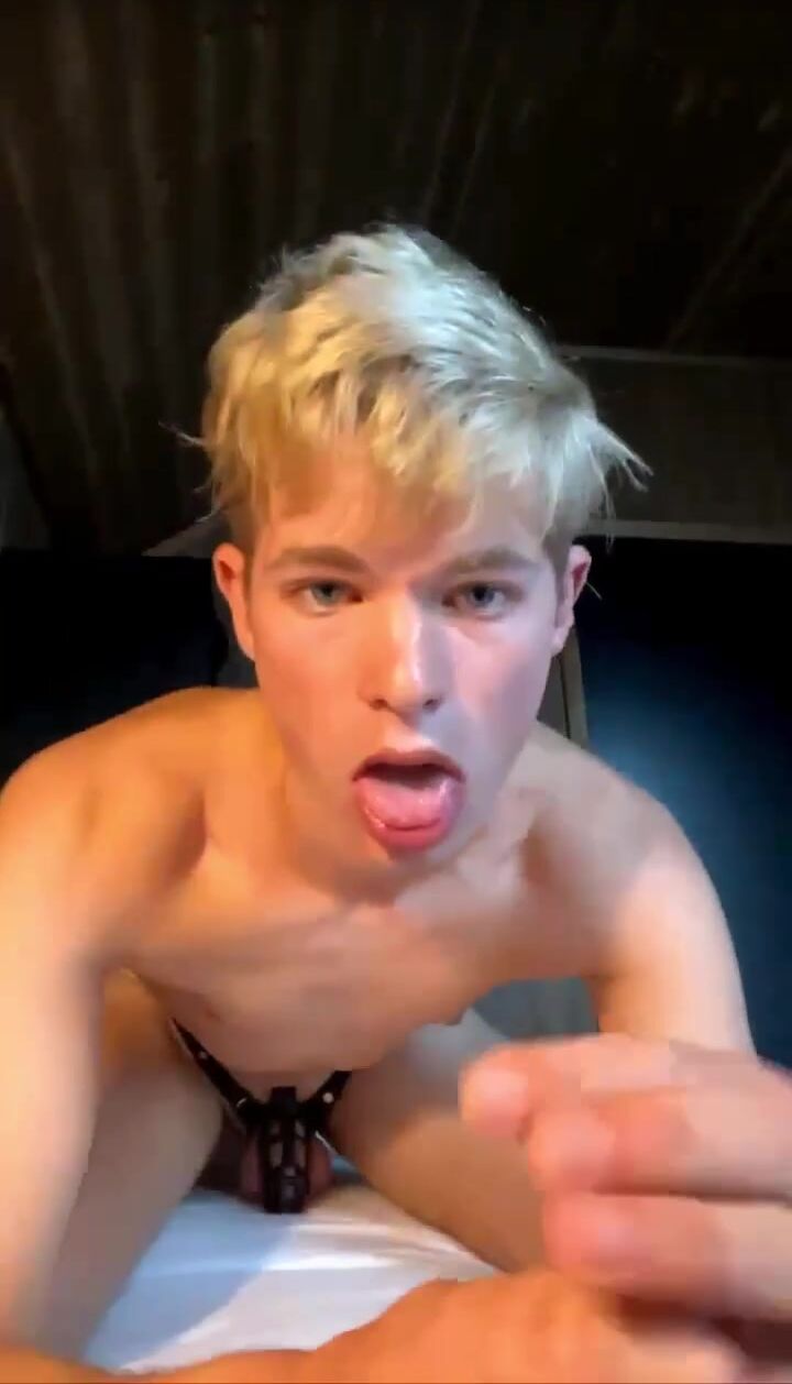 Blonder twink schnüffelt und wird geil
