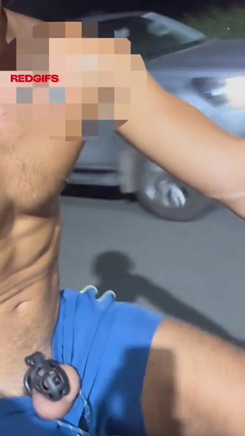 Keuschheits-twink reitet ohne gummi in der öffentlichkeit