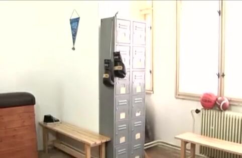 मसल वाले लड़कों ने लॉकर रूम में बिना कंडोम चुदाई की