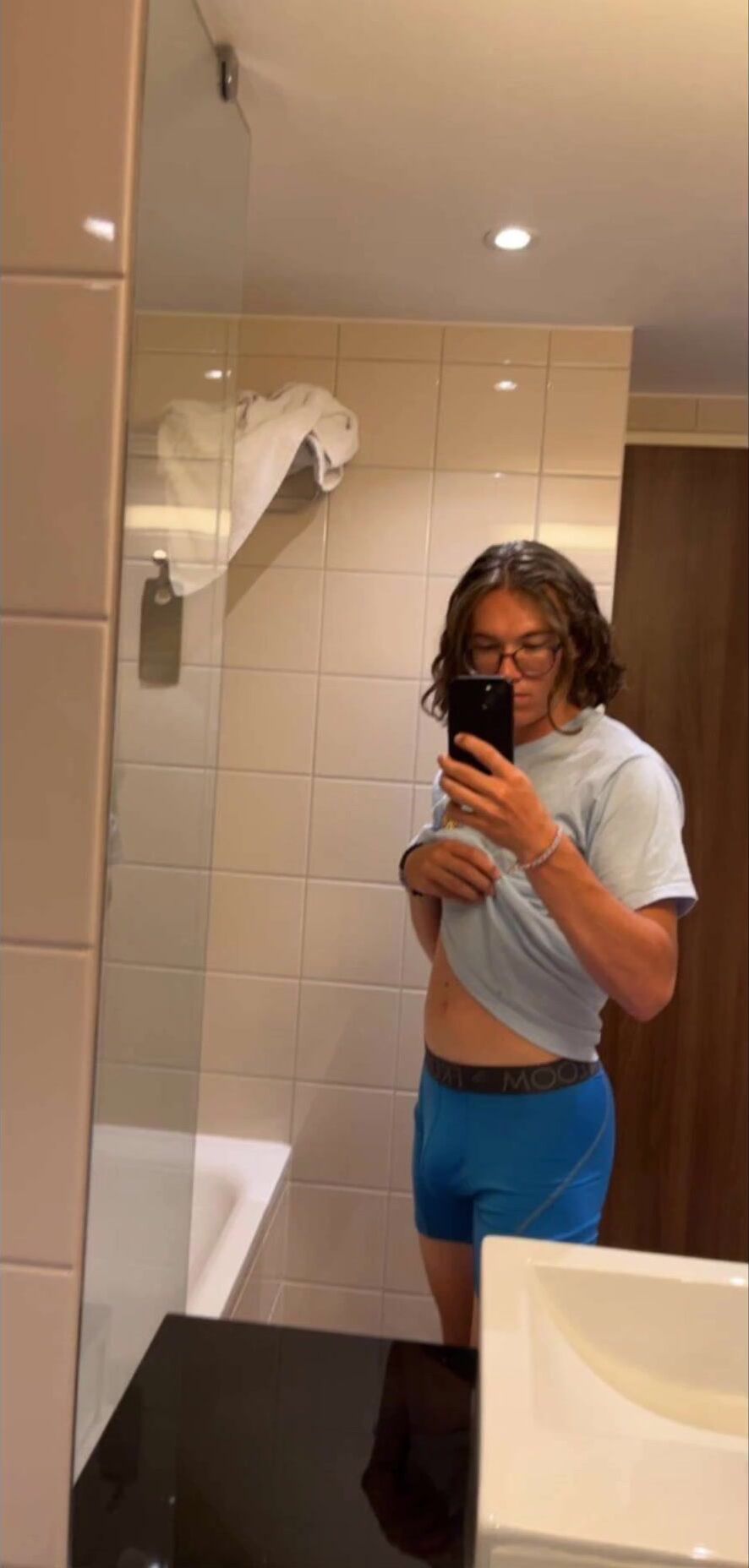 Zierlicher teen fickt kissen vor der cam