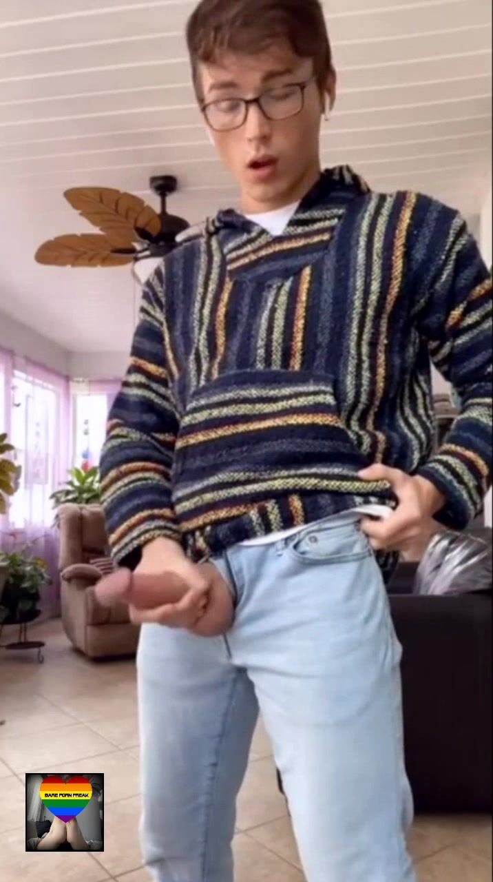 Ado montre sa grosse bite 6