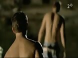 Glücklicher blonder twink im gay-film-tube
