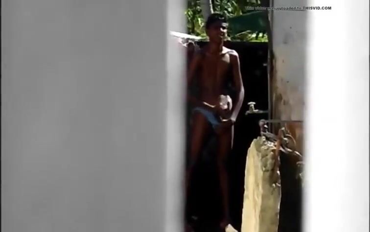 भाग्यशाली किशोर पड़ोसी को बाहर मुठ मारते हुए जासूसी करता है