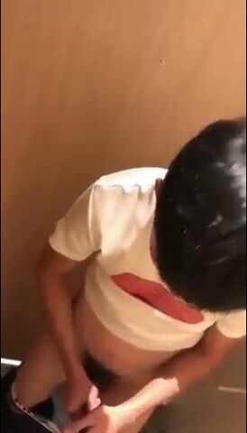 Amateur twink lunchtime jerk off