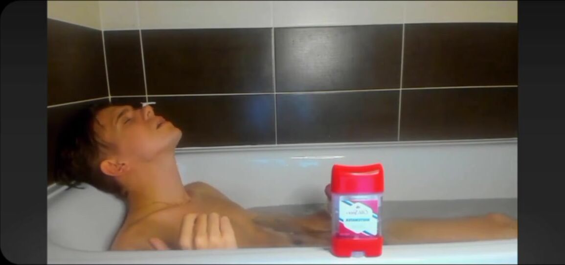 Lux badet und wichst den schwanz in der wanne auf chaturbate