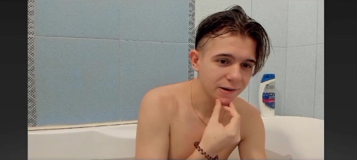 Luxallenn zeigt muskulösen schwanz auf chaturbate