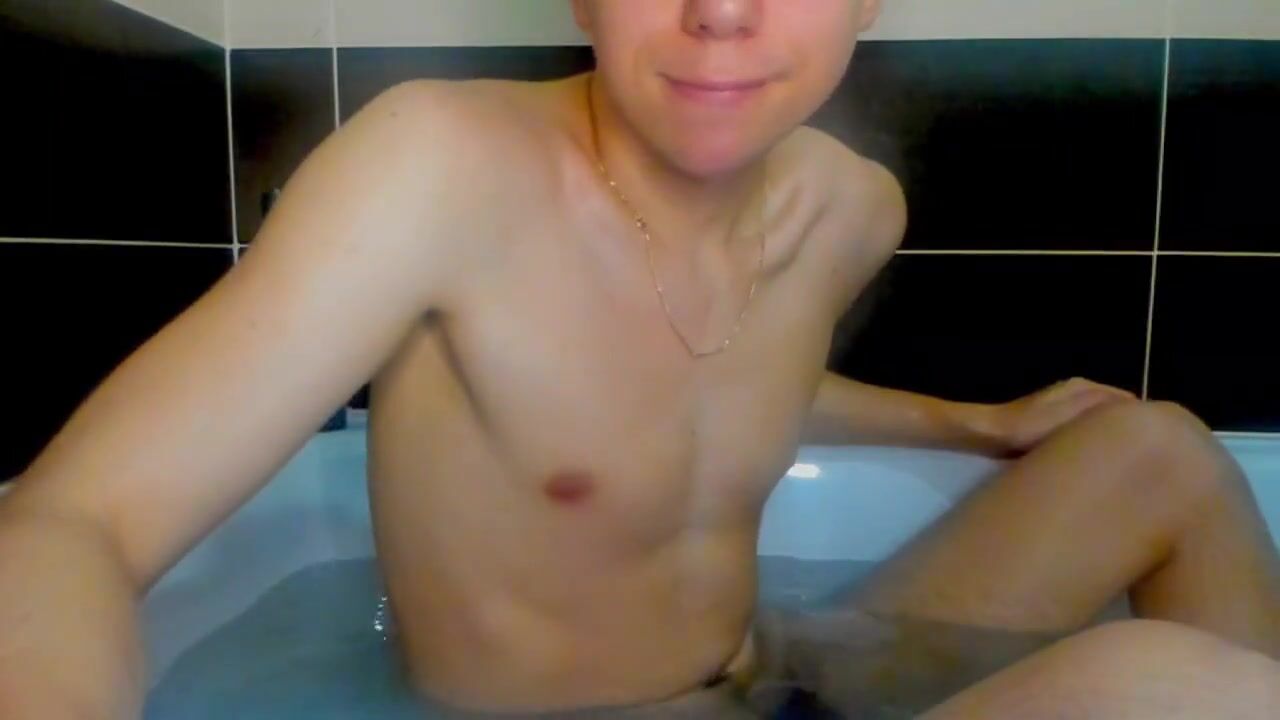 Luxallenn-teen reitet daddy-muskel ohne kappe auf chaturbate