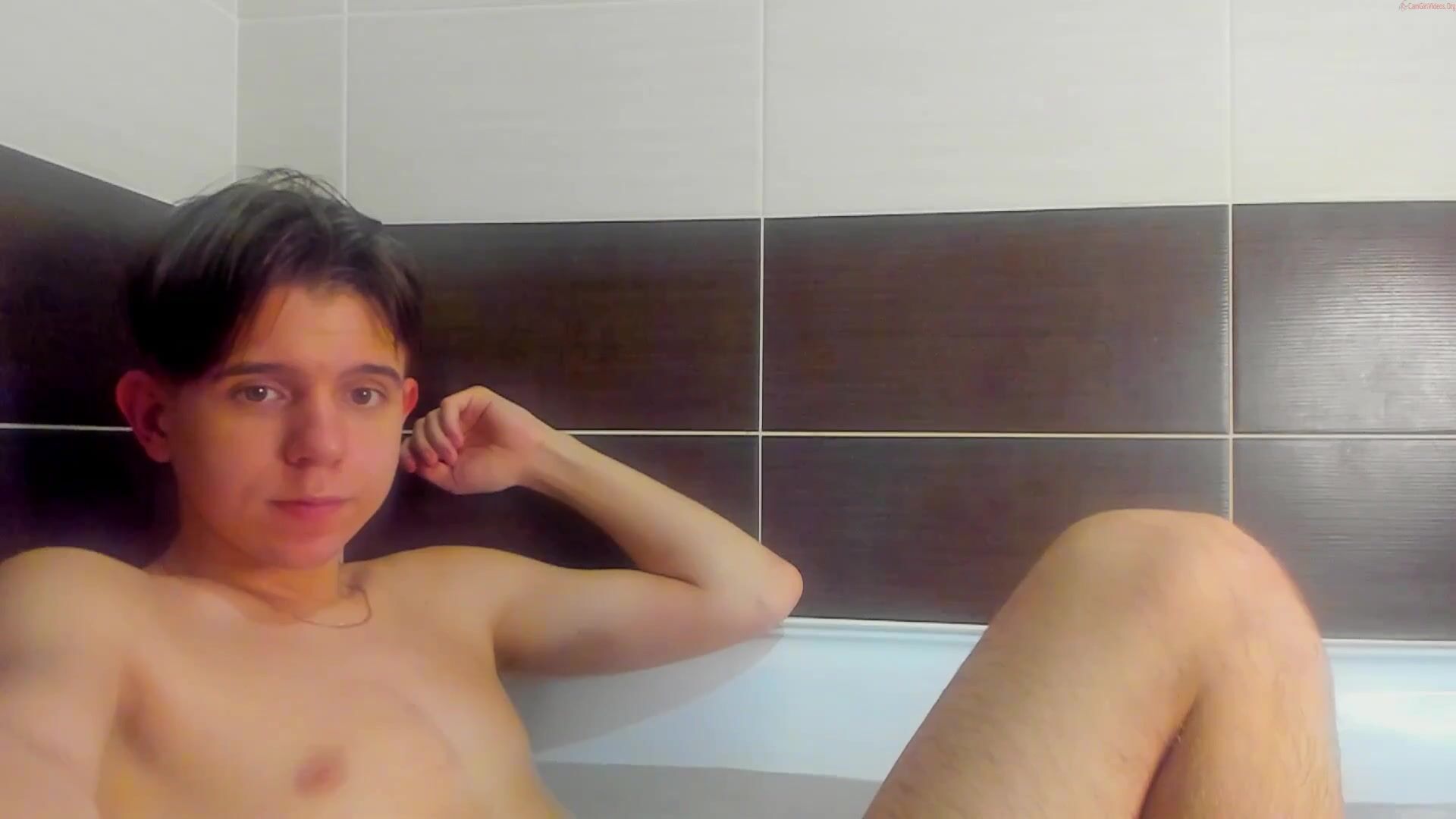 Luxallenn wichst schwanz auf bad-webcam