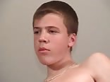 الفتى الجذاب يستمني زبه الكبير