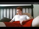 Rothaariger twink zieht sich aus und kommt hart