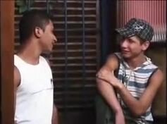 Enfiando a rola crua de um twink sem camisinha