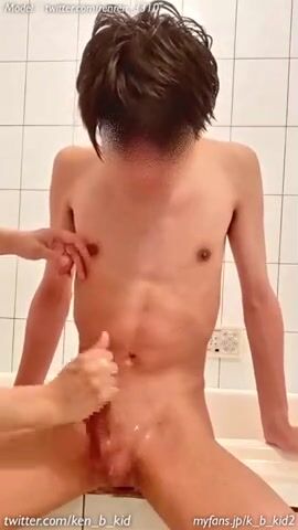 أب عضلي ينيك شاباً بدون واقي