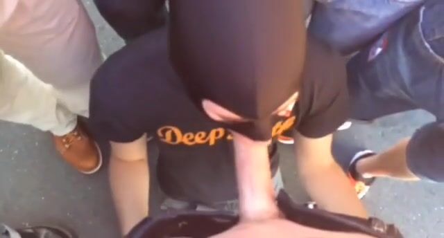 Twink mascarado faz boquete público em meio a multidão porno de rap...