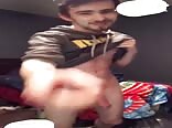 巨大な踊るチンポが男の子たちにハッピーエンドを届ける