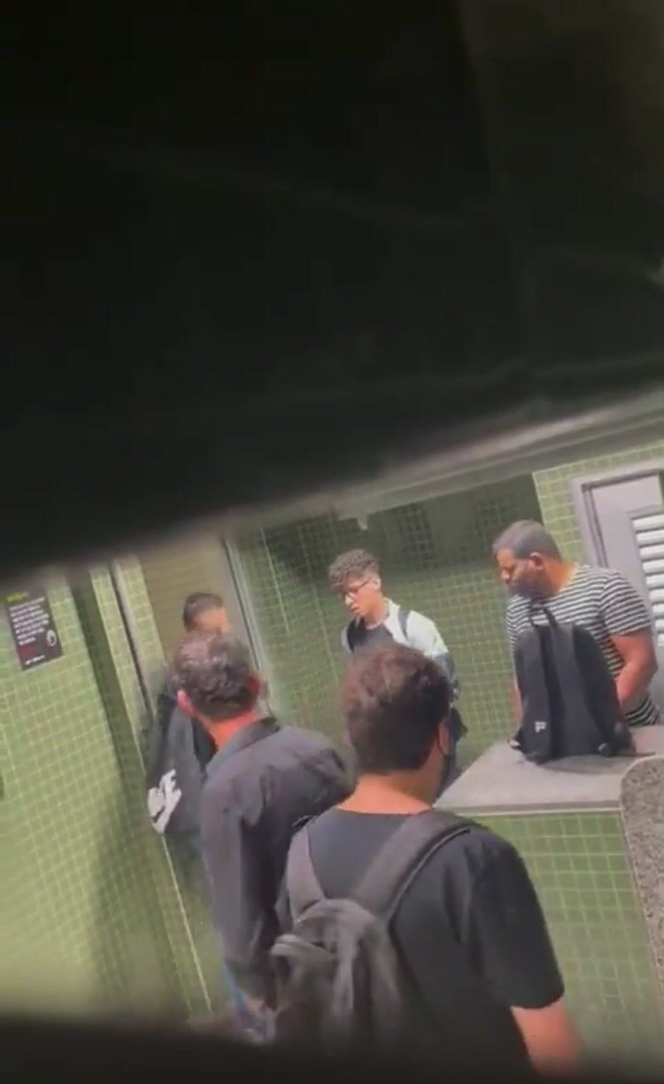 Sessão de masturbação em grupo no banheiro