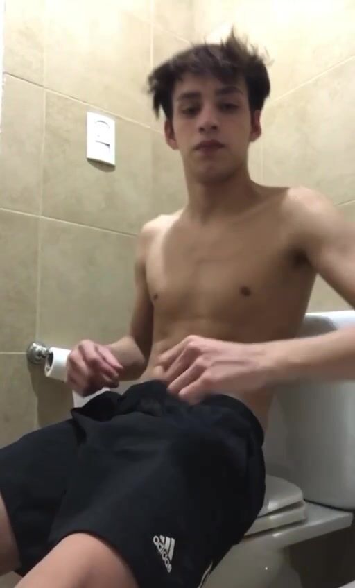 Cam boys jerk off on wc