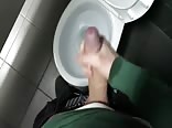 Mann onaniert auf der toilette 2
