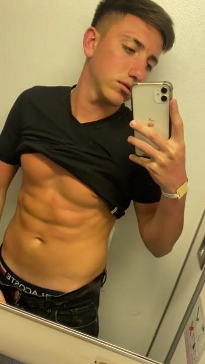 O twink mateo carente batendo punheta no pau duro