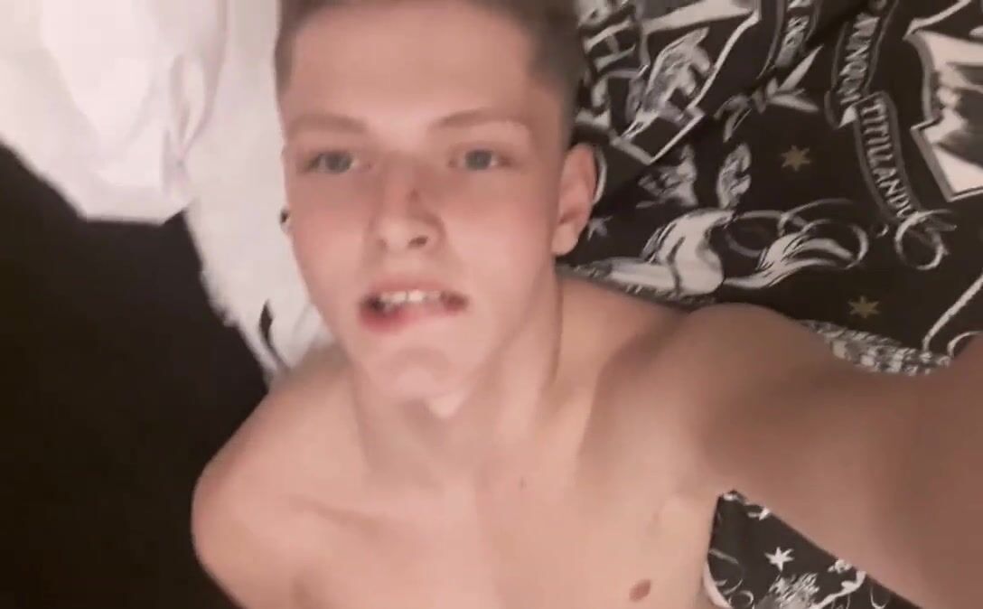 Garoto fofo matt lloyd acaricia seu pau sozinho