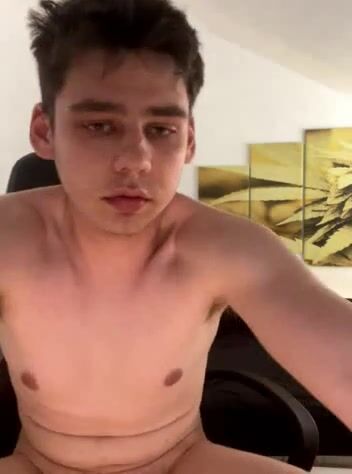المراهق النمساوي ماكس يعرض نفسه