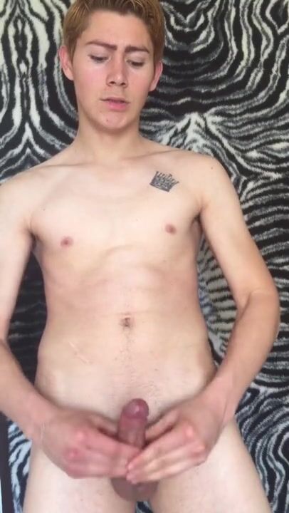 Joven se masturba y muestra su polla en una entrevista de trabajo