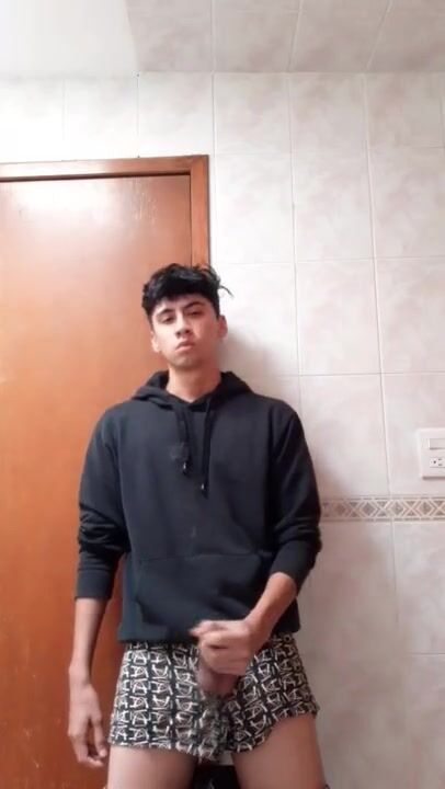 Papai musculoso bate punheta na rola crua do novinho