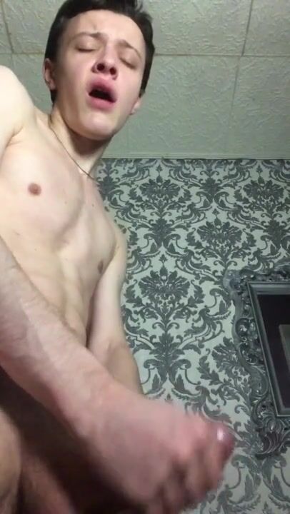 Twink moans and cums hard on floor