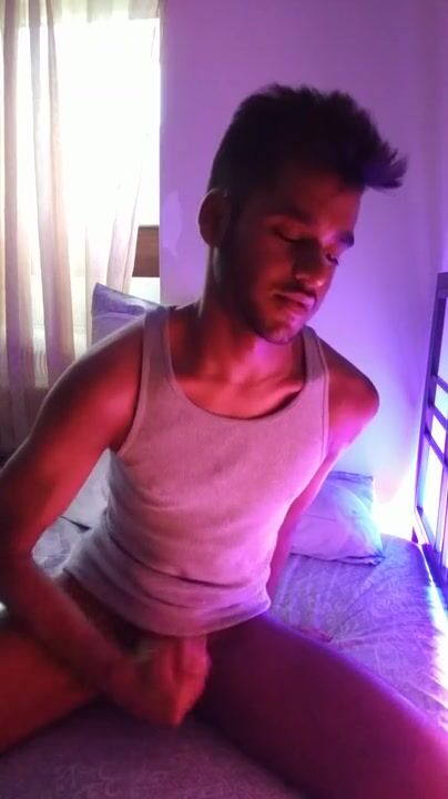 Süßer indischer typ kommt hart auf dem bett - teil 2