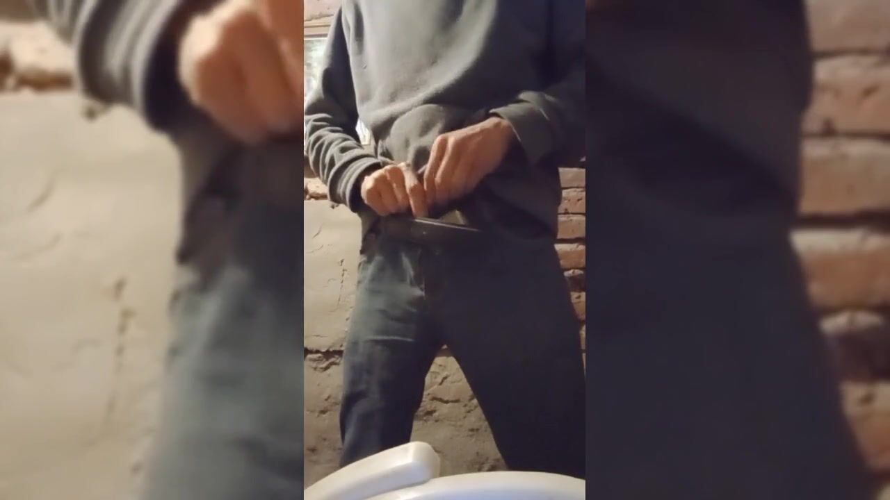 Me masturbo en casa de un amigo