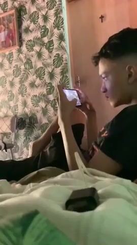 Twink muestra la polla en cámara 3