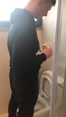 الزب الكبير يعود للمرحاض