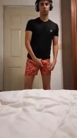 少年は自分を強烈なオーガズムまで働く